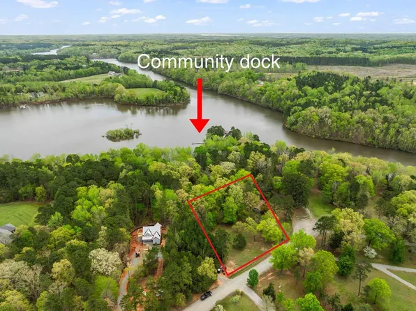 15 Sandie Point Dr, Clarksville, VA 23927