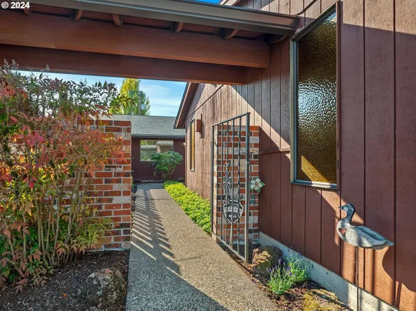 10082 SW Crystal St, Beaverton, OR 97008