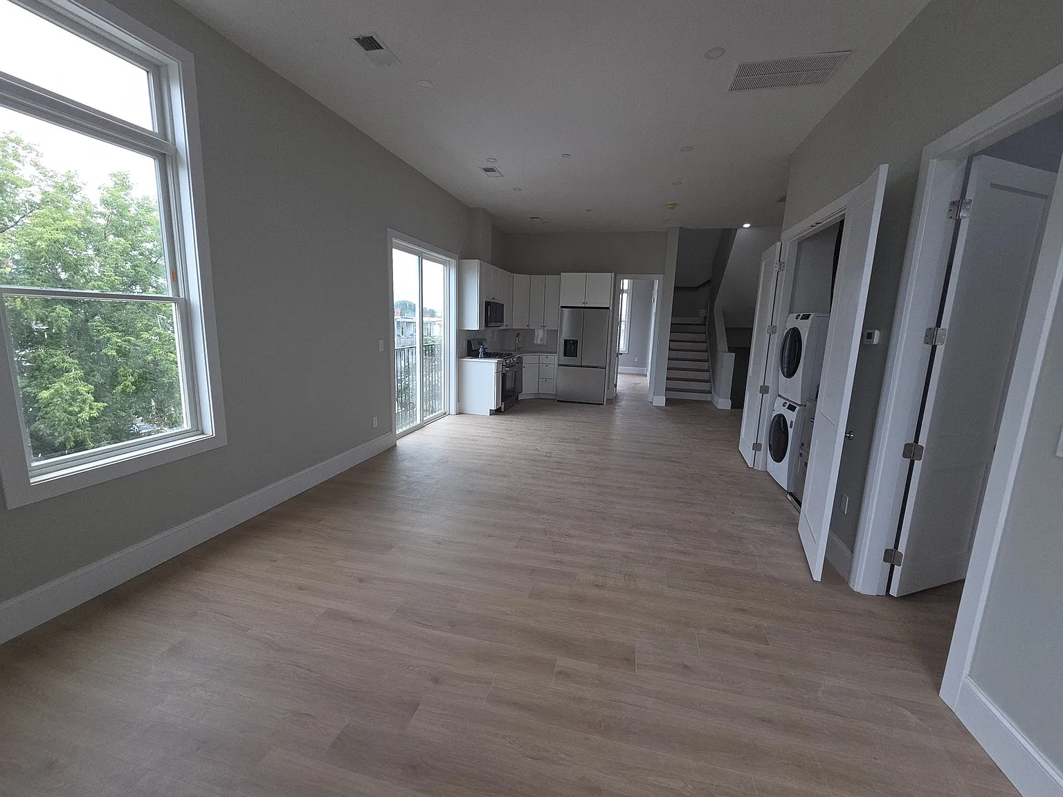4 bed, 4.0 bath, 1600 sqft, $5,300 — Photo 3