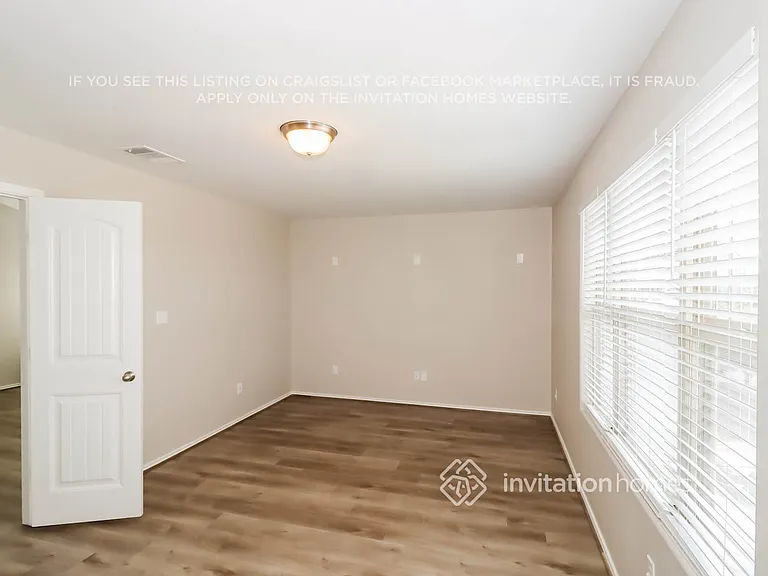 110 Camden Cv — Photo 8