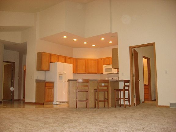 Open floor plan, vaulted ceiling