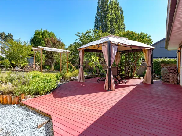 862 Canterbury Rd, Saanich, BC V8X 3E6