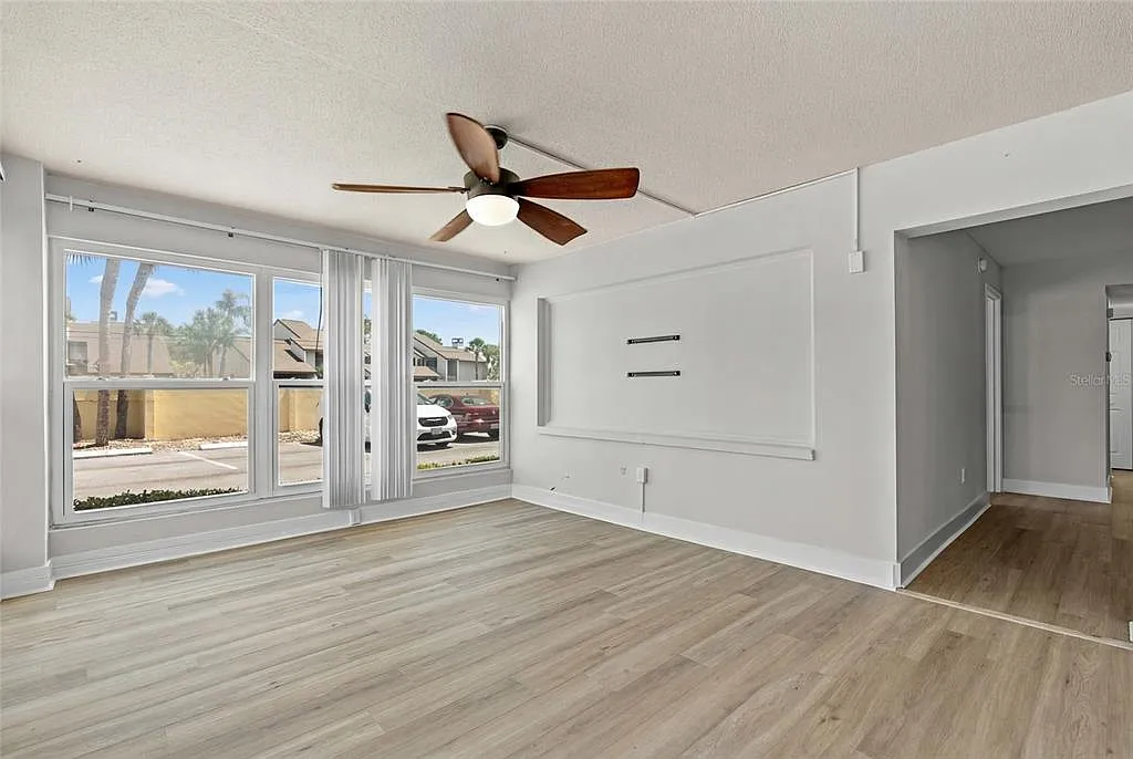 3 bed, 2.0 bath, 1070 sqft, $2,100 — Photo 2