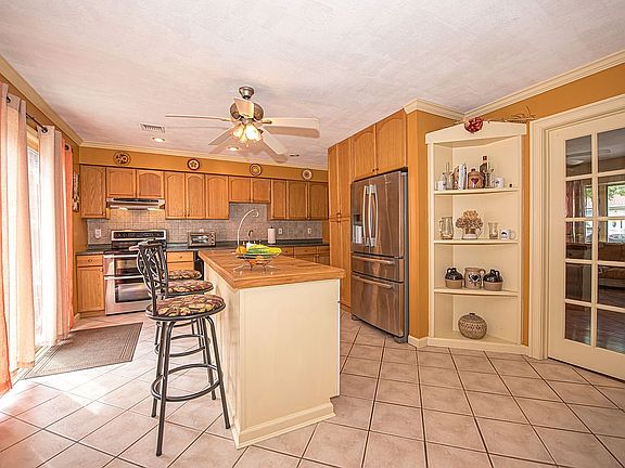 5th image of 25 Magnolia Dr