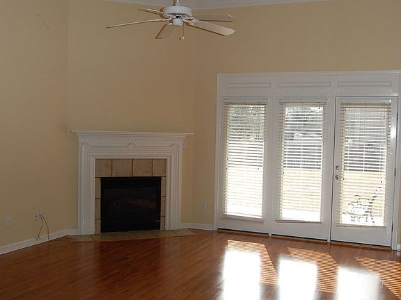 Great room w/ 14' ceiling, fireplace