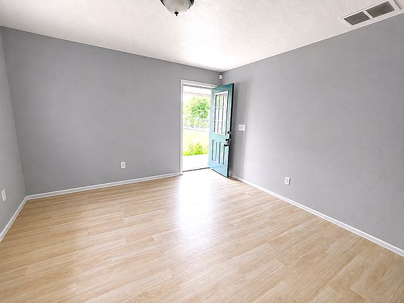 3rd image of 2615 Collier St