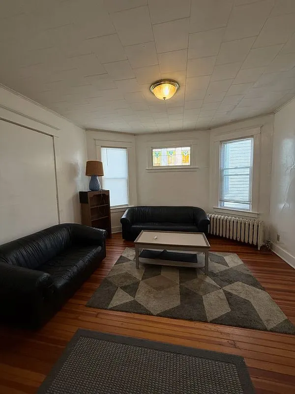 3 bed, 1.0 bath, 1044 sqft, $2,050 — Photo 2
