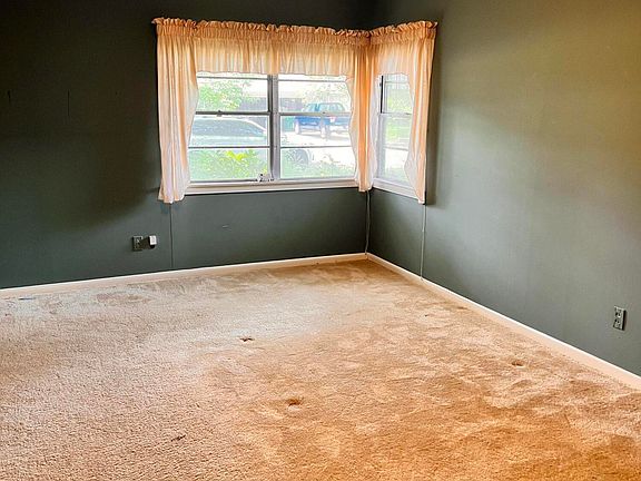 4th image of 225 Louise Dr