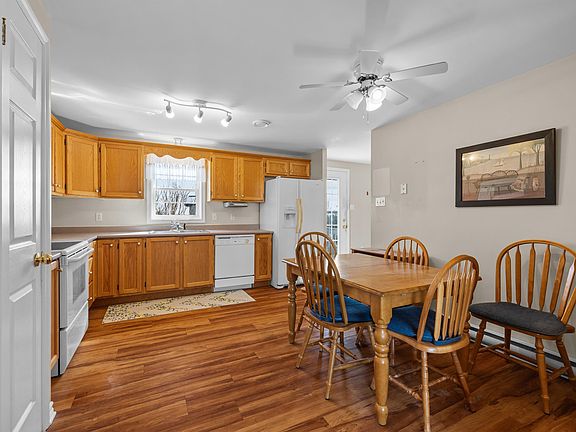 4th image of 19 Macphee Ave