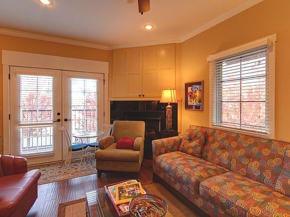 3rd image of 221 N Locust Ave APT 1