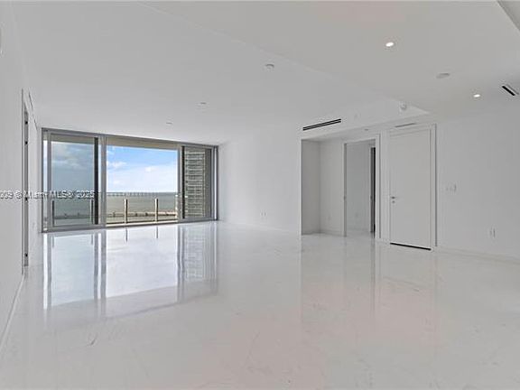 4th image of 300 Biscayne Boulevard Way #1403