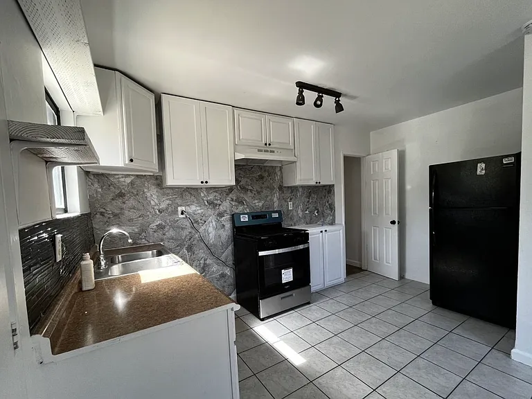 2085 Franklin Ave — Photo 1