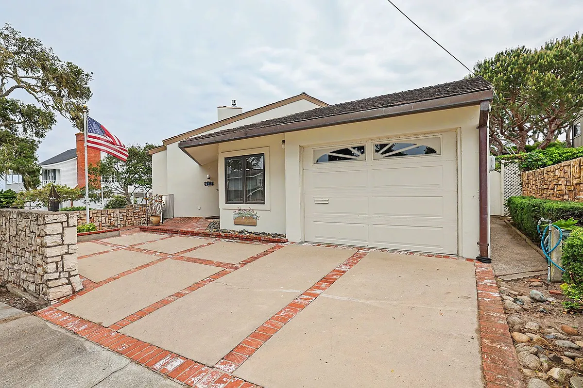 Building Photo - 215 3rd St