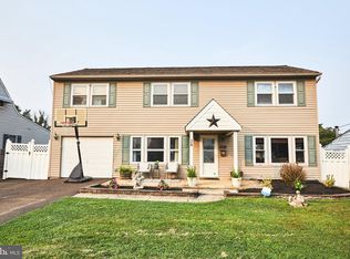 28 Pumpkin Hill Rd, Levittown, PA 19056