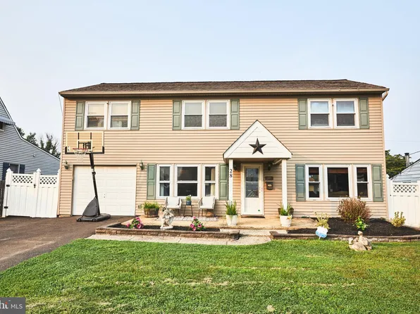 28 Pumpkin Hill Rd, Levittown, PA 19056