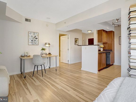 5th image of 851 N Glebe Rd APT 812