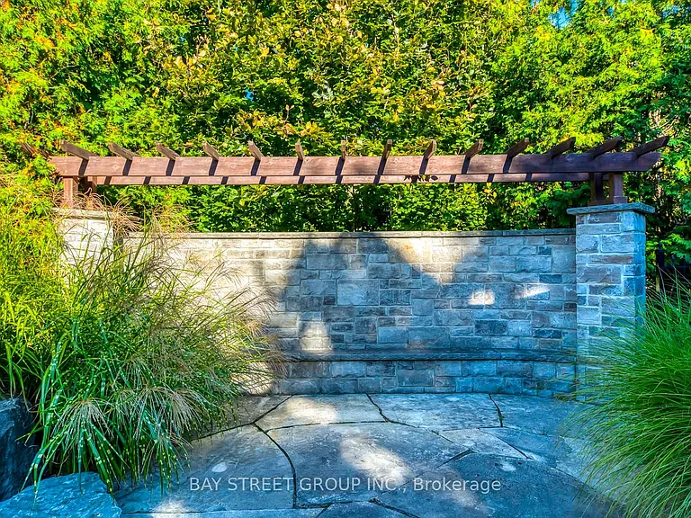 452 Avon Cres — Photo 6