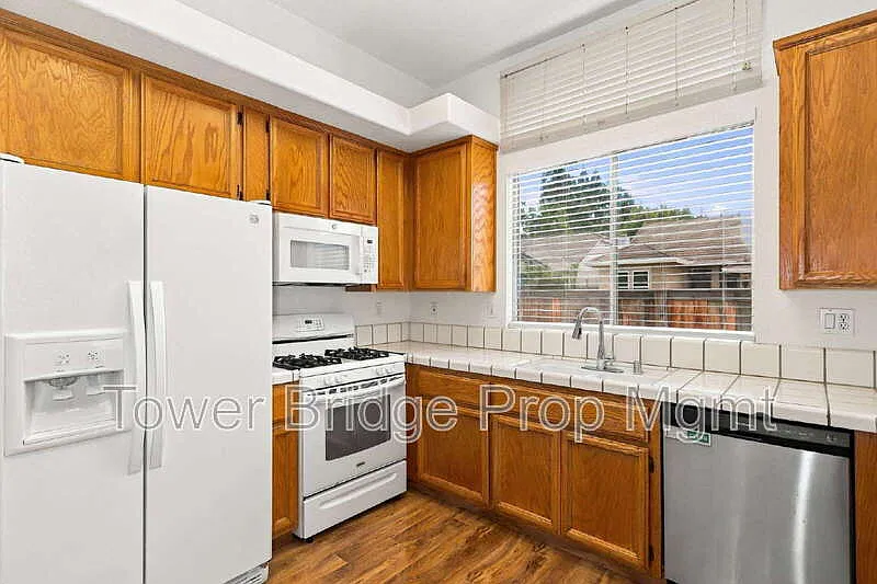 4 bed, 2.0 bath, 1769 sqft, $2,900 — Photo 4