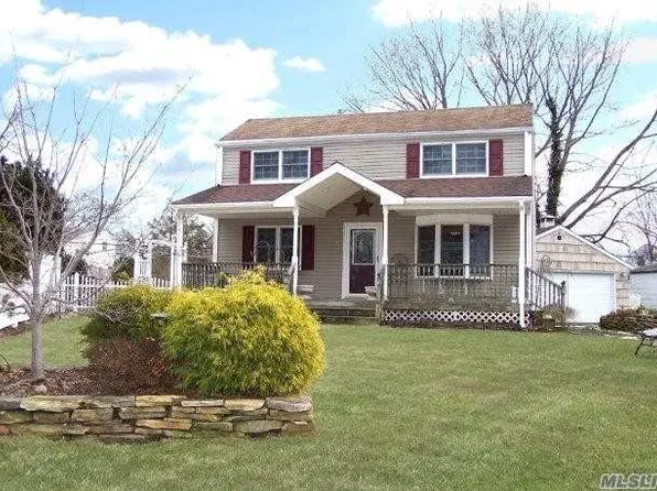 31 Wagon Ln, Centereach, NY 11720