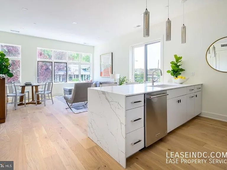 1018 Douglas St NE #5 — Photo 3