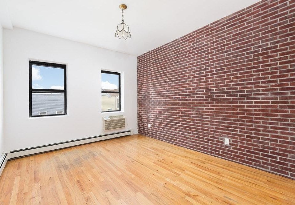 2nd image of 260 Devoe St APT 2R