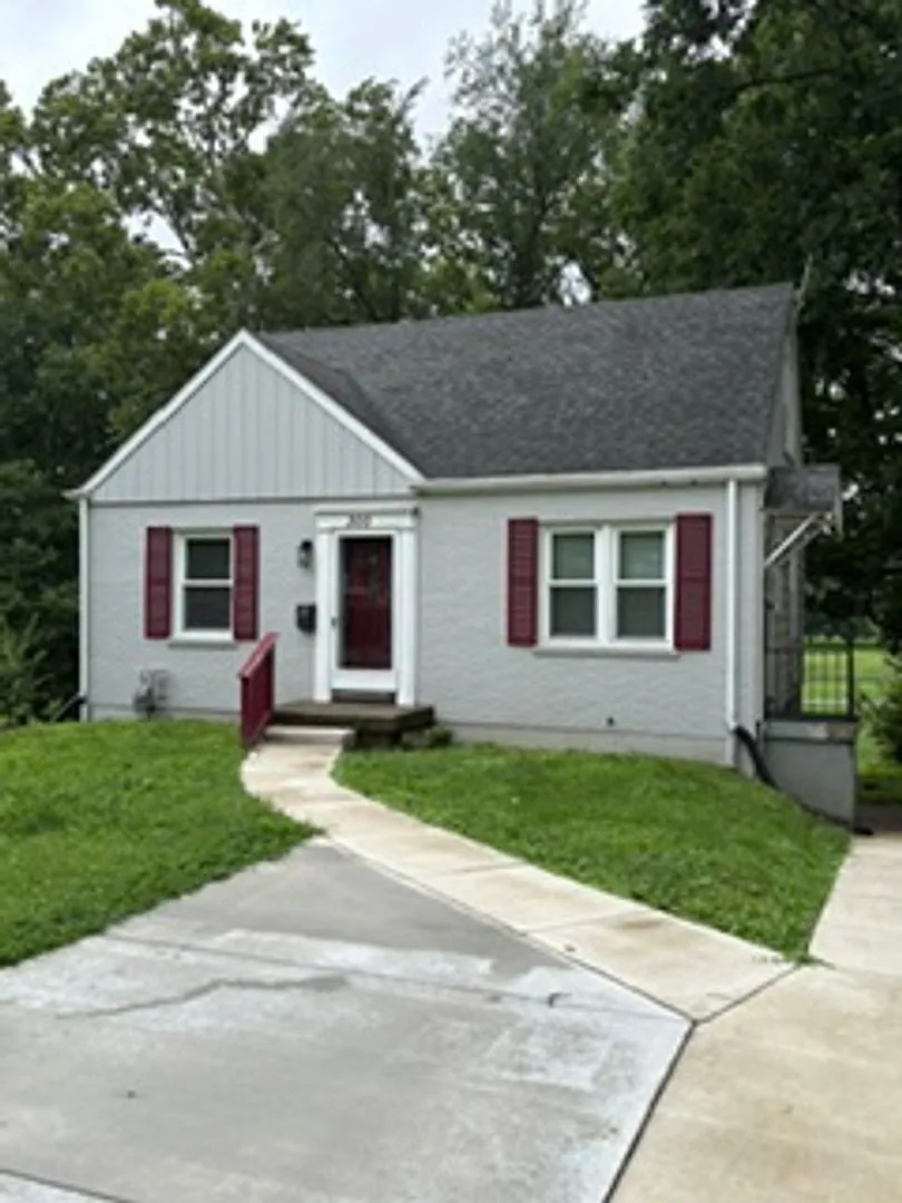 Beautiful 4 Bedroom 1 Bathroom Home — Photo 2