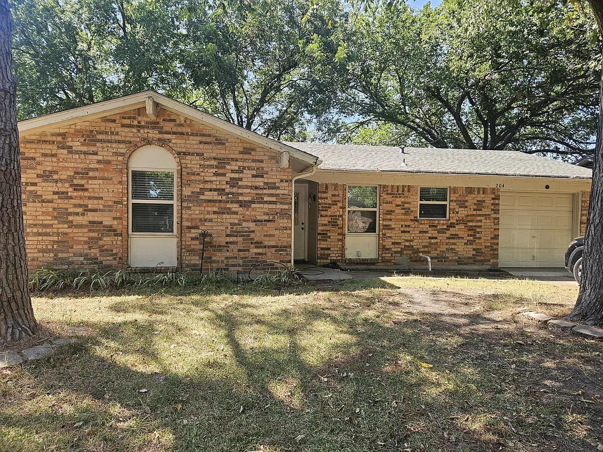 3 bed, 1.5 bath, 963 sqft, $1,650 — Photo 1