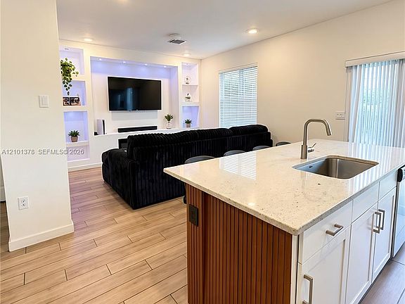 3rd image of 831 SE 16th Ct