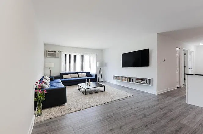 2 bed, 900 sqft, $1,975 — Photo 2