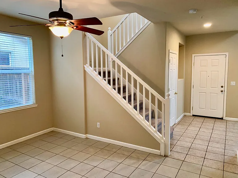 3237 Hudson Dr — Photo 3