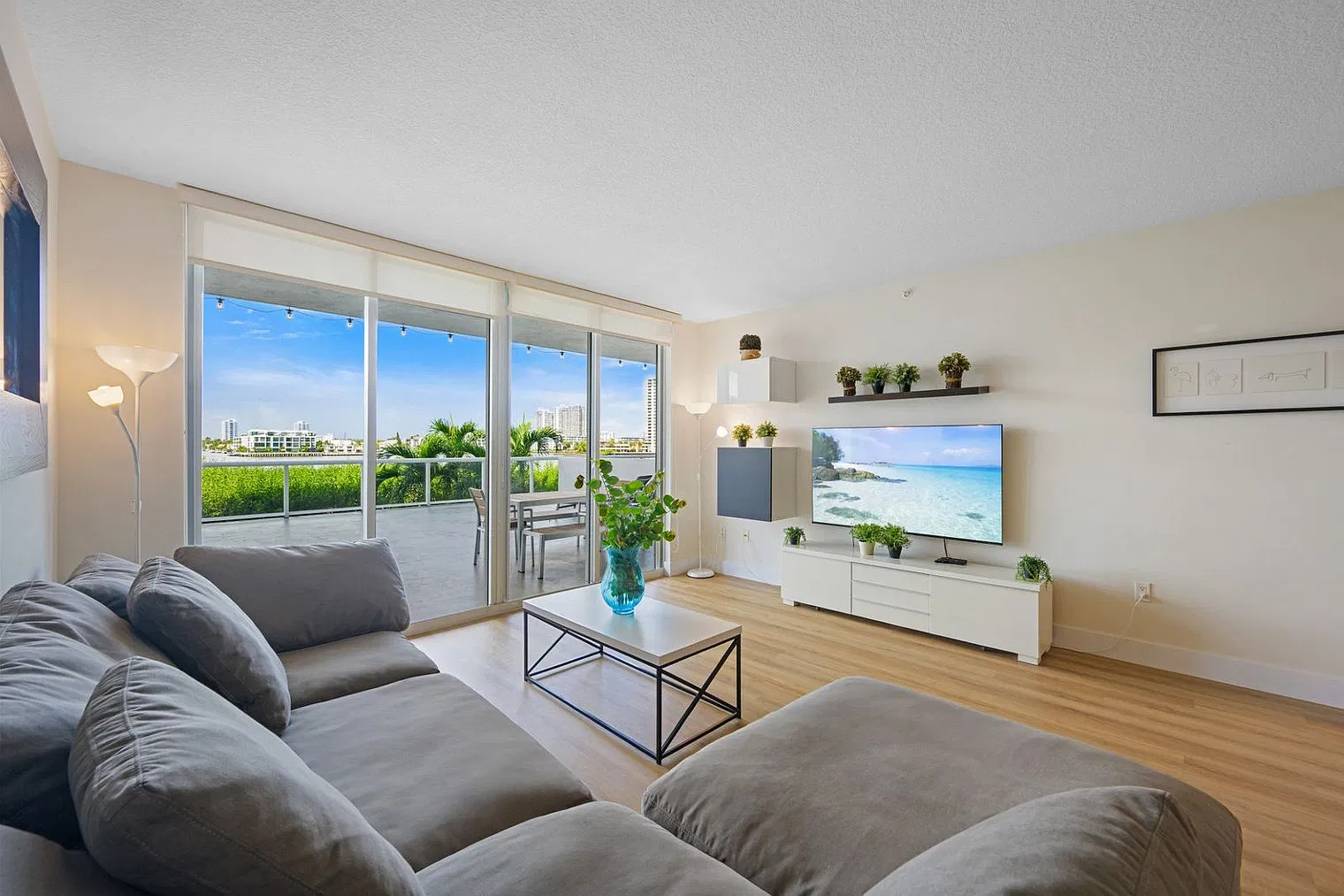 2 bed, 2.0 bath, 1302 sqft, $9,041 — Photo 2