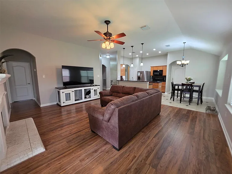 2108 Goldfinch Ln — Photo 5