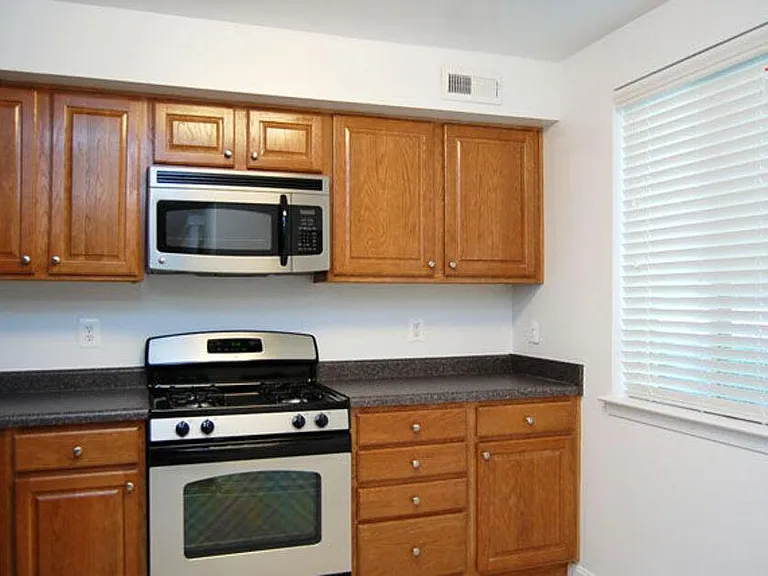 7 McCausland Pl — Photo 2
