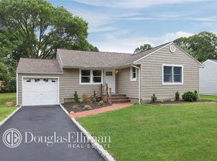 8 Galway Pl, Huntington, NY 11743