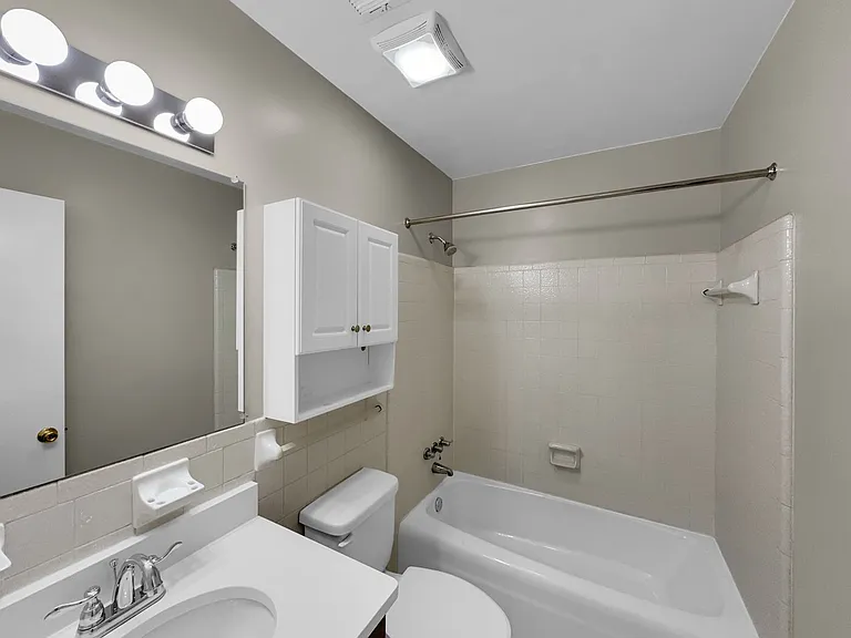 Chateau Orleans Apartments — Photo 42