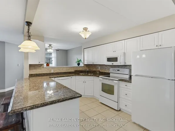 4658 Drummond Rd #230, Niagara Falls, ON L2E 7E1