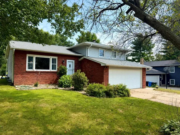 4024 Horseshoe Dr, Cedar Falls, IA 50613