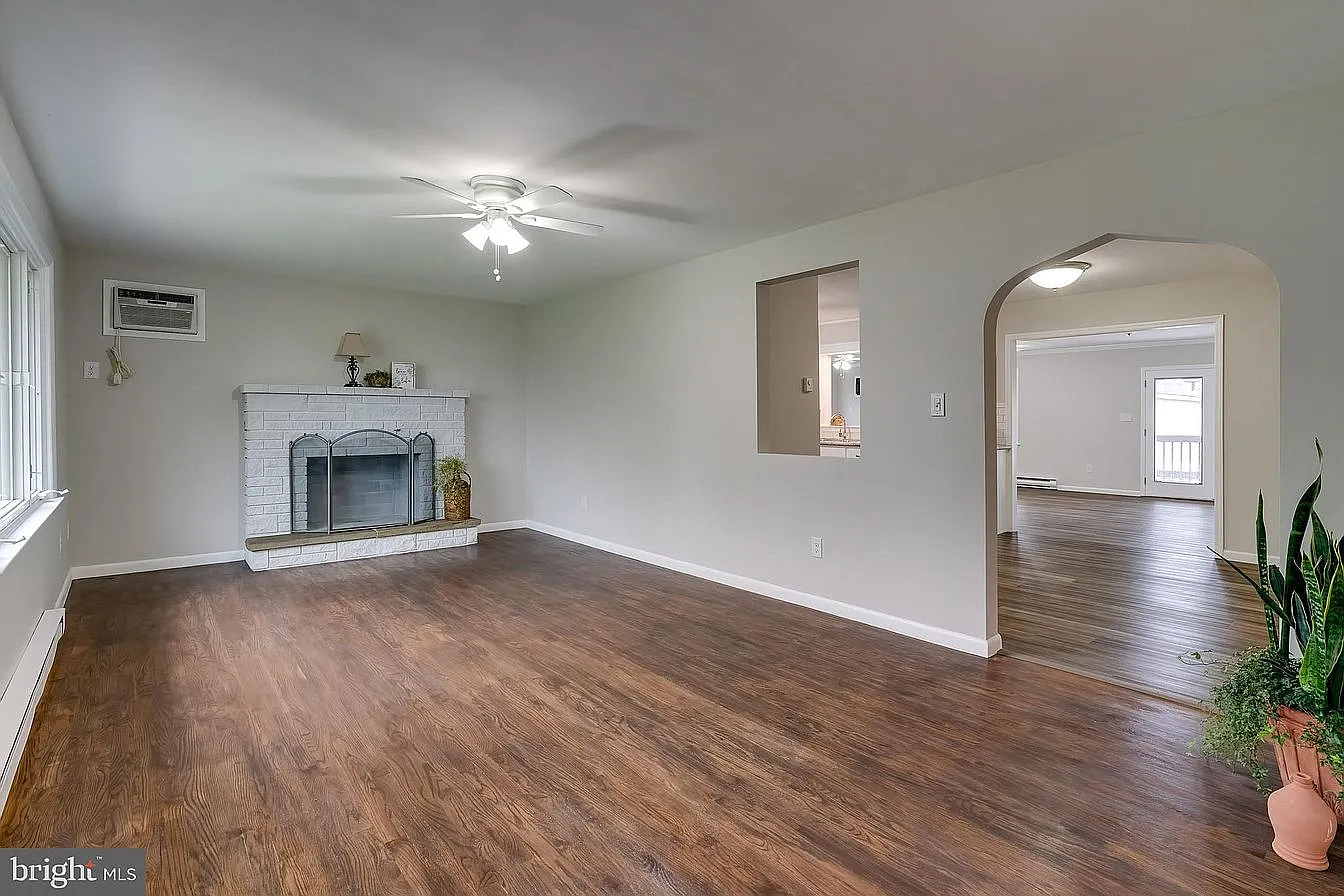 4 bed, 2322 sqft, $2,300 — Photo 3