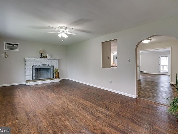 3rd image of 16 W Walnut St