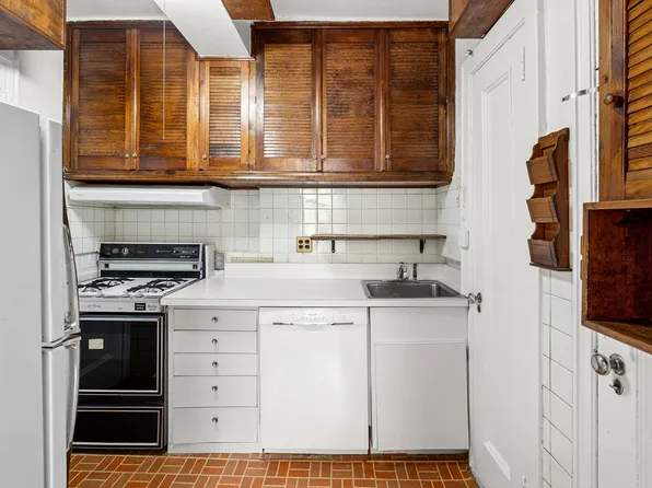 390 Riverside Drive image 9 of 13