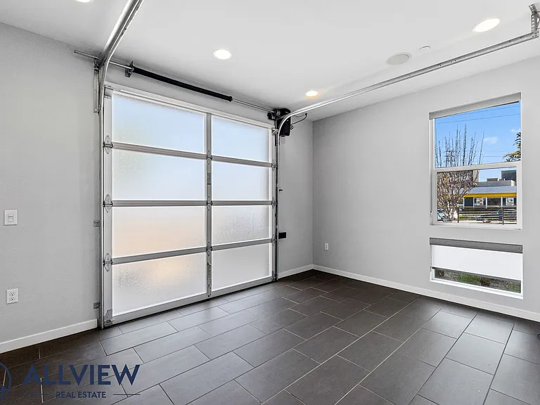149 Mercer Way — Photo 2