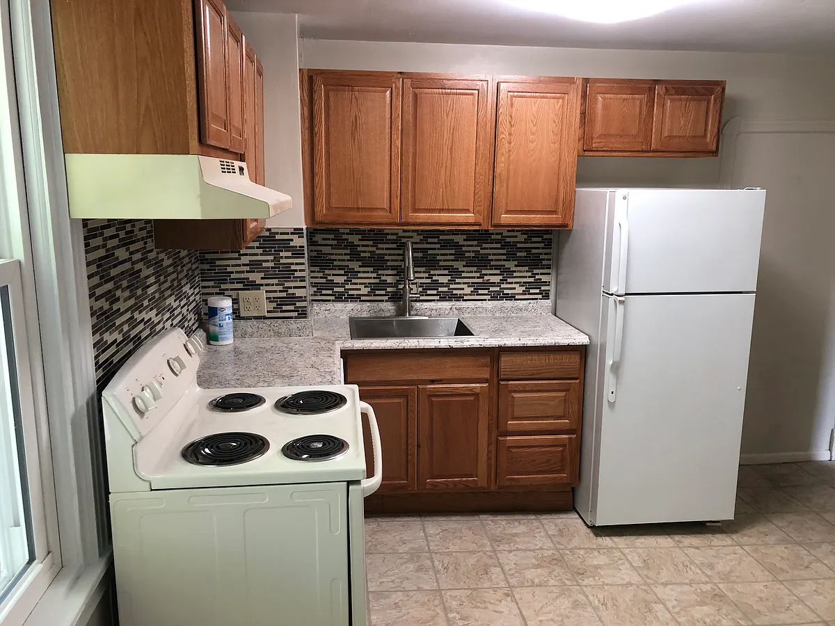 Kitchen - 109 Grayling Ave #2