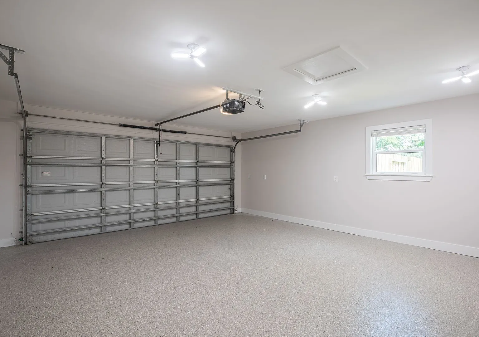 Beautifully Renovated Home Backing Up To Golf Course in Jax Beach — Photo 4