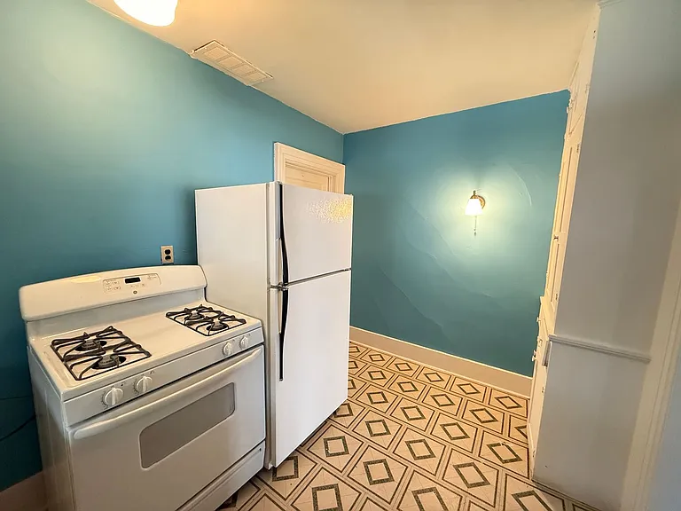 406 W Washington Ave — Photo 10