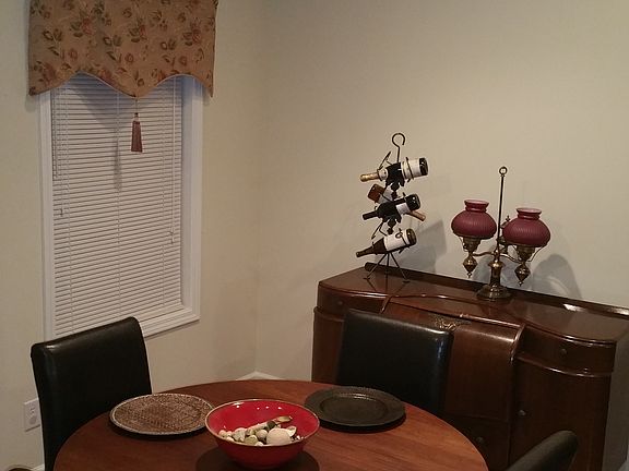 Spacious eat-in kitchen