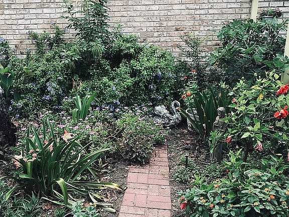 5th image of 942 Oriole St