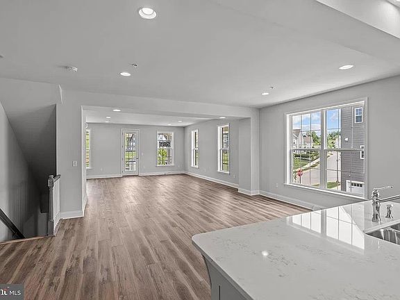 3rd image of 3223 Parade St