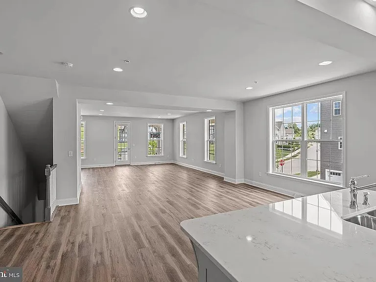 3223 Parade St — Photo 3