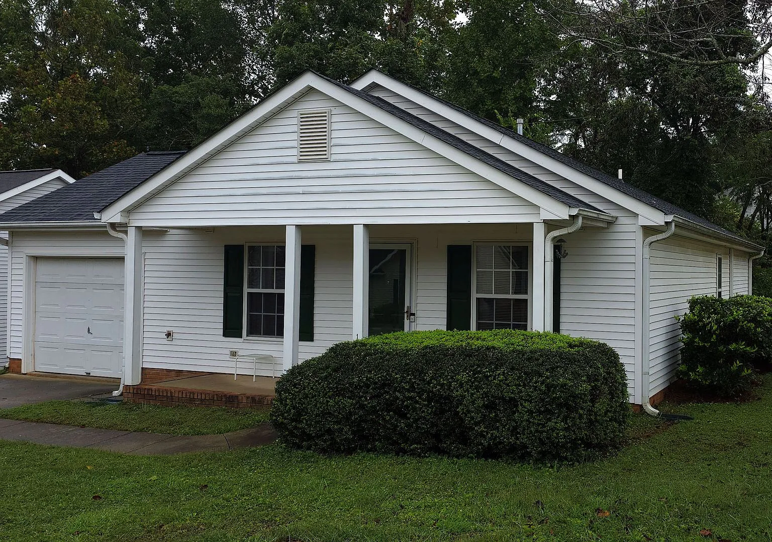 Great one level home close to shopping and highway — Photo 1