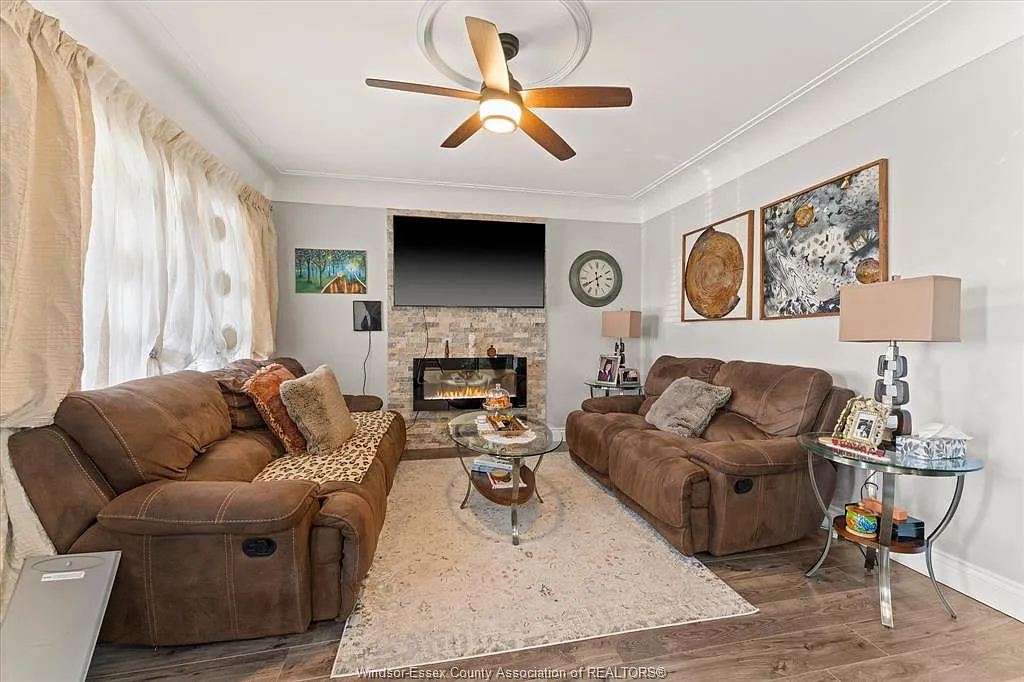 4 bed, $2,500 — Photo 4